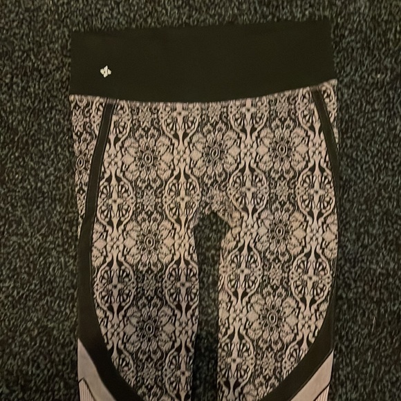 NUX Charlotte Lace Seamless Leggings - Picture 4 of 6